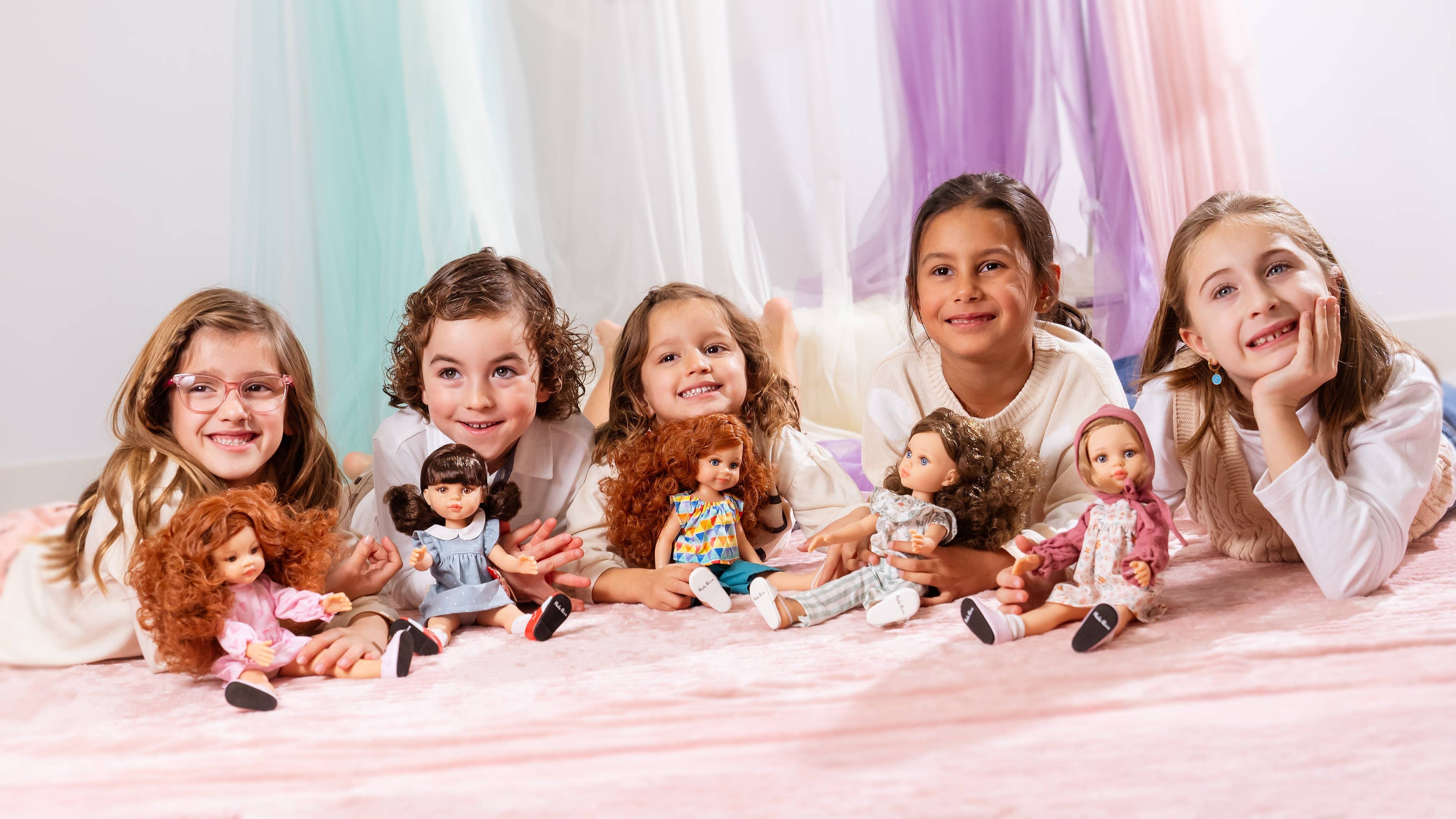 Puppe Clara – Blumenkleid und Häubchen